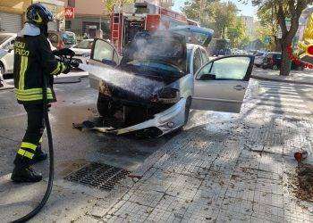 Paura a Nuoro, auto prende fuoco in marcia
