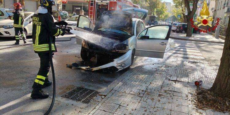 Paura a Nuoro, auto prende fuoco in marcia