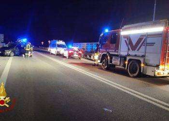Perdono il controllo dell’ auto e si schiantano sul guardrail: tre feriti