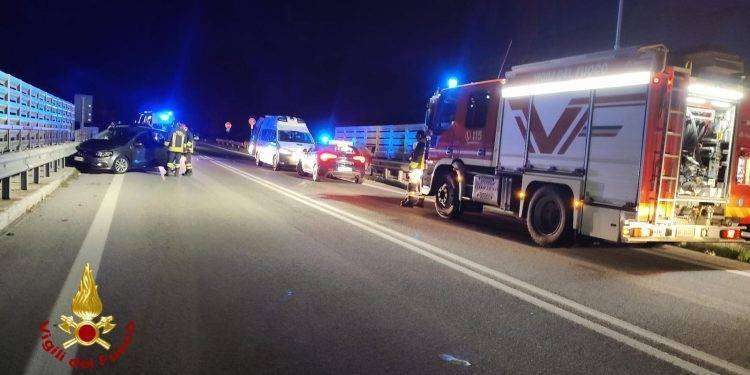 Perdono il controllo dell’ auto e si schiantano sul guardrail: tre feriti