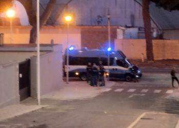 Corteo antifascista contro Vannacci, i manifestanti provano ad arrivare alla Fiera