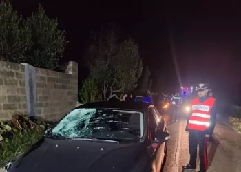 Auto travolge 2 giovani, uno muore e l’altro è grave