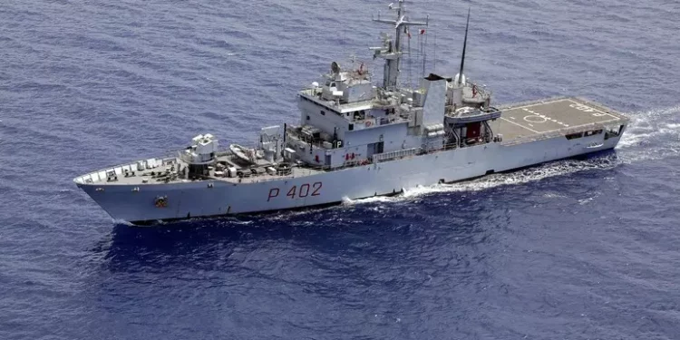 La Libra naviga verso l’Albania, 8 migranti a bordo: prosegue il flop