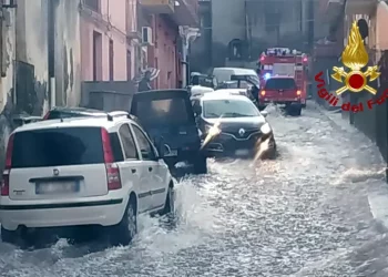 Strade come fiumi nel catanese, auto trascinate dall’acqua