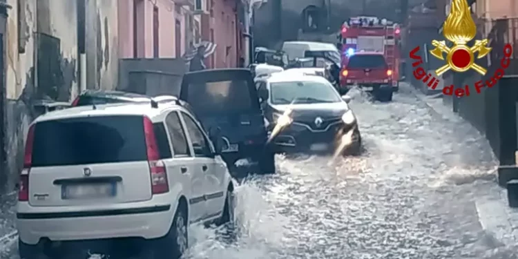 Strade come fiumi nel catanese, auto trascinate dall’acqua