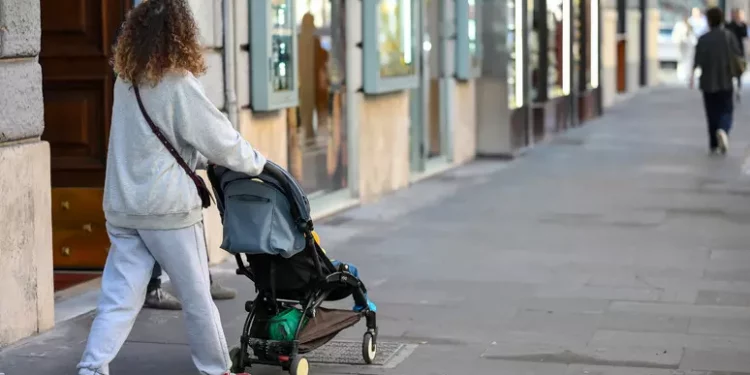 Istat, meno coppie con figli, più famiglie monogenitore