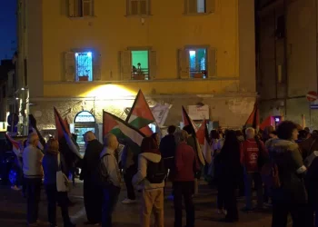 “No alla guerra”, in piazza a Sassari con bandiere Palestina