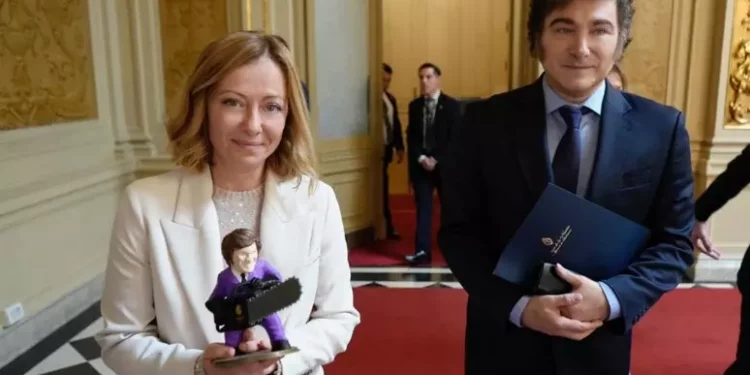 Il “matto” Milei, fantoccio degli Usa,  regala a Meloni la sua effigie con la motosega