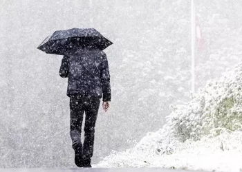 Maltempo sull’Italia, vento a 150 km e onde di 8 metri