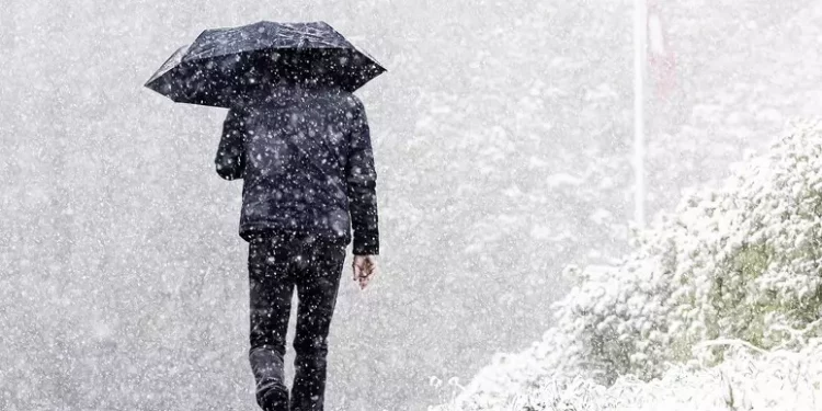 Maltempo sull’Italia, vento a 150 km e onde di 8 metri