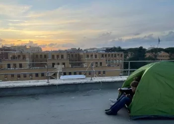 Occupato il tetto della facoltà di Lettere alla Sapienza: “Stop a tagli e riforma”