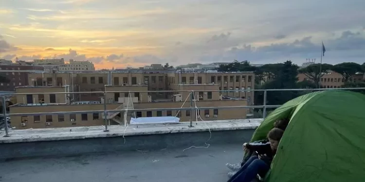 Occupato il tetto della facoltà di Lettere alla Sapienza: “Stop a tagli e riforma”