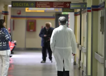 Una bimba cade da una finestra in una casa famiglia: è grave