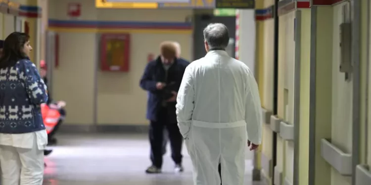 Una bimba cade da una finestra in una casa famiglia: è grave