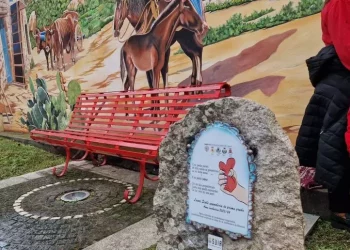 Violenza di genere, a Loceri inaugurate panchina rossa e targa
