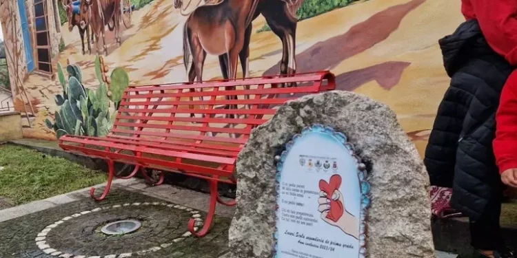 Violenza di genere, a Loceri inaugurate panchina rossa e targa