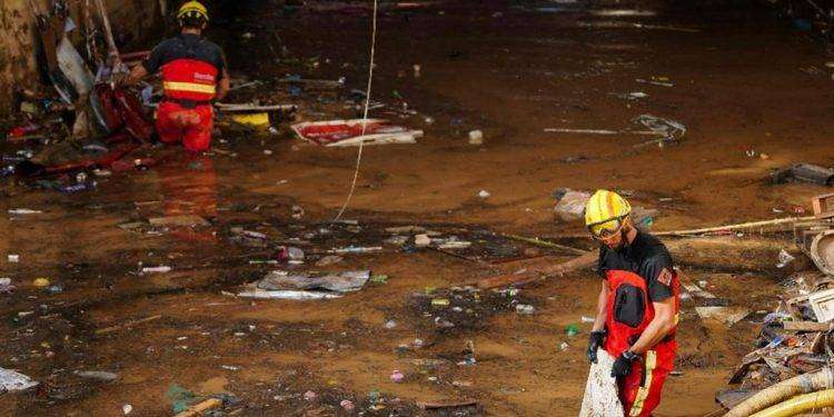 Valencia, emergono i primi corpi dai parcheggi della morte