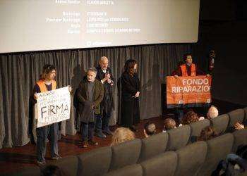 Ultima Generazione: Milano, salgono sul palco durante l’incontro con il cast