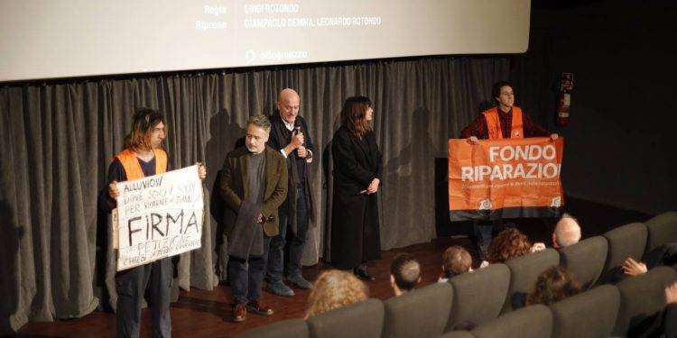 Ultima Generazione: Milano, salgono sul palco durante l’incontro con il cast