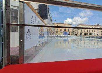 Una pista di pattinaggio su ghiaccio in piazza d’Italia a Sassari