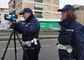 Col cellulare alla guida, 705 multe a Sassari nel 2024 (+30%)