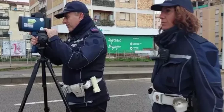 Col cellulare alla guida, 705 multe a Sassari nel 2024 (+30%)