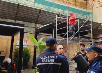 Sassari, smantellati dehors abusivi ai piedi delle mura storiche