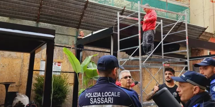 Sassari, smantellati dehors abusivi ai piedi delle mura storiche
