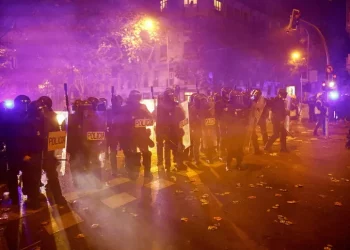 Cariche polizia a protesta ultradestra davanti sede Psoe Madrid