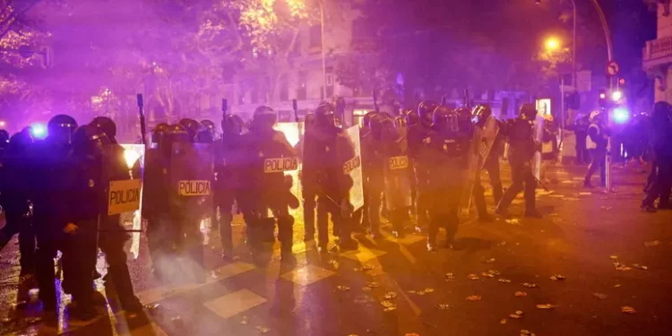 Cariche polizia a protesta ultradestra davanti sede Psoe Madrid