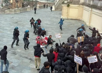 Scontri tra la polizia e antagonisti a Bologna durante corteo autorizzato sulla sicurezza