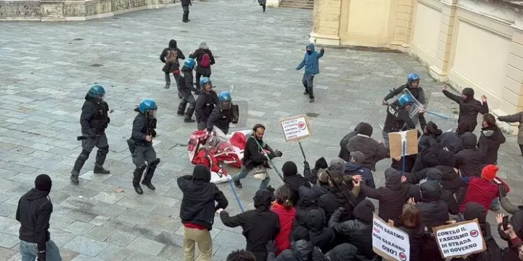 Scontri tra la polizia e antagonisti a Bologna durante corteo autorizzato sulla sicurezza