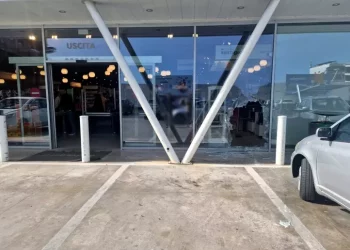 Spaccate e furti nei negozi del centro a Sassari, due in manette