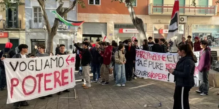 Studenti in corteo a Cagliari, ‘basta alla scuola dei padroni’