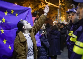 Georgia, i filo occidentali assaltano il parlamento e le sedi governative