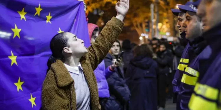 Georgia, i filo occidentali assaltano il parlamento e le sedi governative