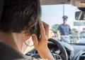 Meno italiani usano telefonino alla guida, 7,4% contro 9,6% 2023