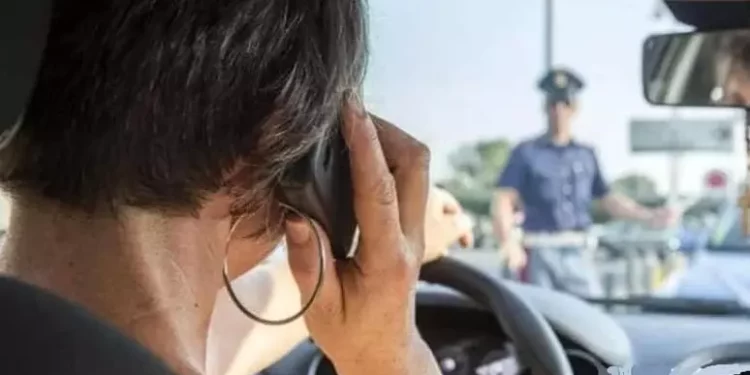 Meno italiani usano telefonino alla guida, 7,4% contro 9,6% 2023