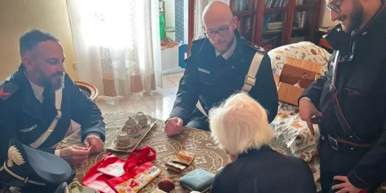 Truffata a 94 anni, i carabinieri le restituiscono la refurtiva