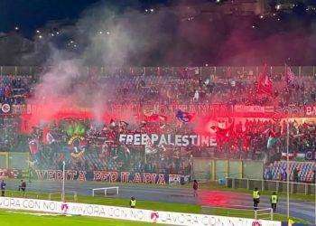 “Free Palestine”, lo striscione della Curva Nord prima di Cosenza-Modena