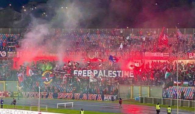 “Free Palestine”, lo striscione della Curva Nord prima di Cosenza-Modena