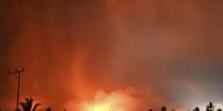 Preoccupa la nuova eruzione del vulcano Lewotobi in Indonesia