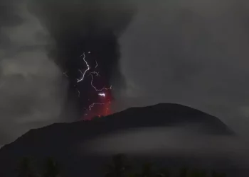 Eruzione vulcanica in Indonesia, 10 morti