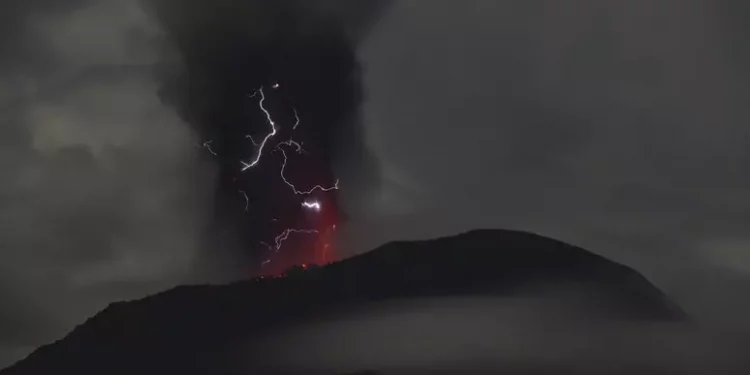 Eruzione vulcanica in Indonesia, 10 morti