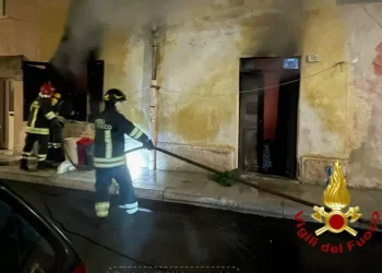 Olbia, in fiamme un ricovero per senzatetto in pieno centro storico
