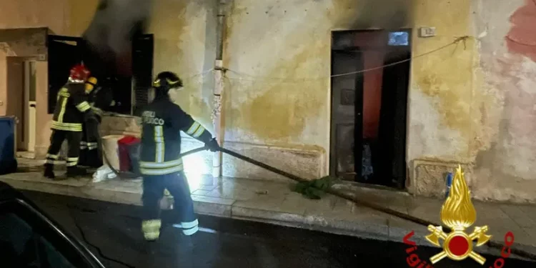 Olbia, in fiamme un ricovero per senzatetto in pieno centro storico