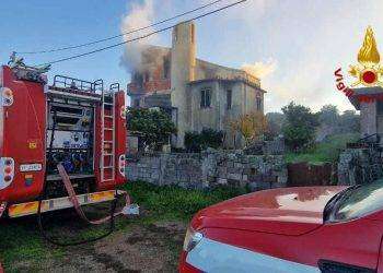 Paura ad Ardauli, abitazione in fiamme: intervento dei Vigili del Fuoco