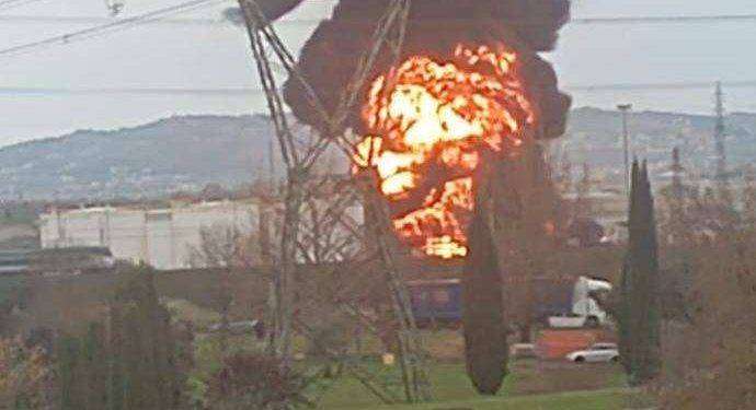 Esplosione in una raffineria nel Fiorentino: una vittima e diversi feriti