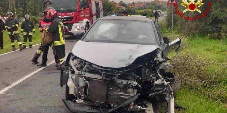 Pauroso incidente a Nuxis, due auto distrutte e giovani estratti dalle lamiere