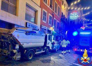 Sassari, si schianta su tre auto in sosta e travolge un passante